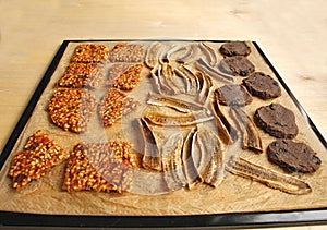 Raw food sweets (cookies, chips, brittles)