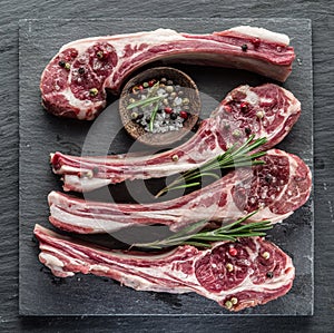 Raw lamb chops with garlic and herbs.