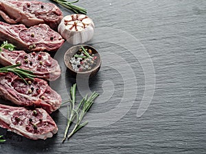 Raw lamb chops with garlic and herbs.