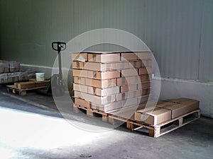 Raw materials packaged at the factory, export products packaged on pallets at the factory