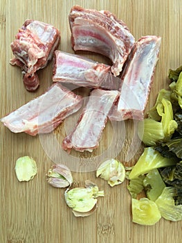 Raw materialsand andspice Boiled pork bones with pickled cabbage.