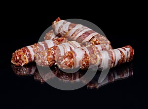 Raw meat dish in the form of rolls