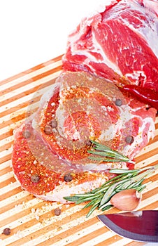 Raw meat, vegetables and spices