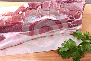 Roh Schweinefleisch pfeffer Blätter aus auf der hölzern Platte. bereit Kochen 