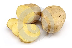 Surový brambor a nakrájený brambor 