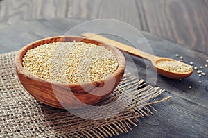 Raw quinoa seeds