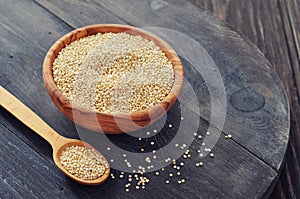 Raw quinoa seeds