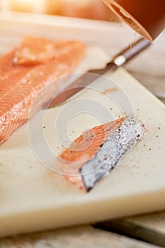 Raw salmon cooking process.