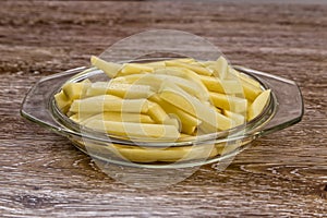 Raw sliced potato Ã®n a glass bowl