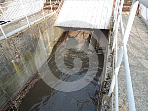 Raw wastewater flowing into screw pump