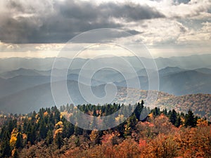 Raggi da autunno luce del sole sul blu pettine montagne 