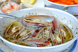 Razor clams cooked in white sauce (Saganaki)