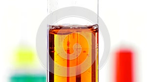 Reacting of a liquid containing sodium bicarbonate with acid