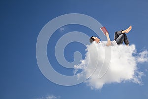 Lectura un libro sobre el nube 