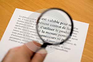 Reading fine print in French