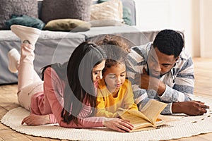 Reading lessons in an international family at home