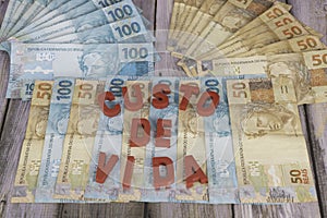 50 and 100 reais banknotes photo