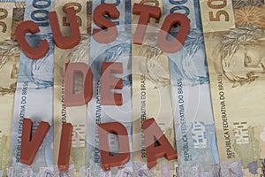 50 and 100 reais banknotes photo