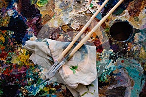 a real artist& x27;s palette, oil paints and two paint brushes