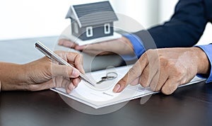 Real estate agent or sales manager has proposed terms and conditions to customers who sign house purchase agreements with insuranc