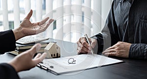 Real estate agent or sales manager has proposed terms and conditions to customers who sign house purchase agreements with insuranc