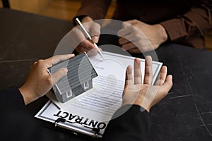 Real estate agent or sales manager has proposed terms and conditions to customers who sign house purchase agreements with insuranc