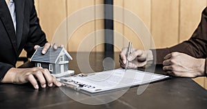 Real estate agent or sales manager has proposed terms and conditions to customers who sign house purchase agreements with insuranc