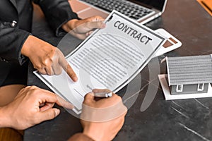 Real estate agent or sales manager has proposed terms and conditions to customers who sign house purchase agreements with insuranc