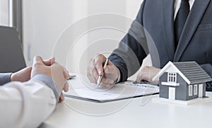 Real estate agent or sales manager has proposed terms and conditions to customers who sign house purchase agreements with insuranc