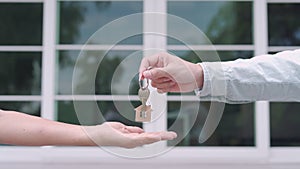 The real estate agent sends the house key to the customer after agreeing to a home sale or insurance contract with legal effect