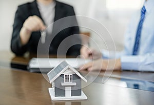 Real estate agents offer sale home insurance and close the sale immediately after the customer signs a purchase contract under a