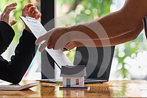 Real estate dealers are introducing home models to help customers make purchase decisions and sign purchases, as well as home and