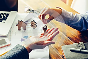 Real estate Real estate agents will give keys to tenants after the contract