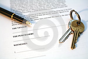 Právní dokument pro prodej nemovitostí v Evropě, se zlato-nibbed plnicí pero a klíče od domu.