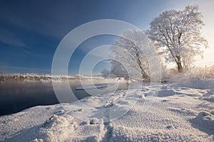 Vero russo. mattina gelido abbagliante bianco la neve innovare un fiume Banca brani un cielo blu. nebbia 