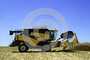 Reaping-machine threshing-machine with work