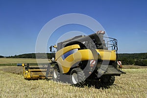 Reaping-machine threshing-machine with work