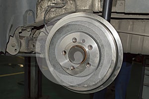 Rear brake drum mounted on the vehicle