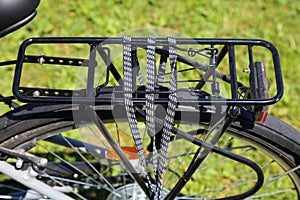 Rear rack in bicycle with elastic straps