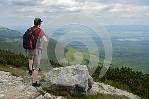 Zadní pohled na dospělého muže při pohledu na krásný výhled ve Vysokých Tatrách, Slovensko