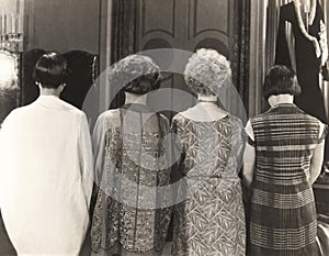 Zadní z čtyři ženy stojící v řádek 