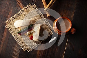 Rebanada de rosca y muÃ±equito flatlay