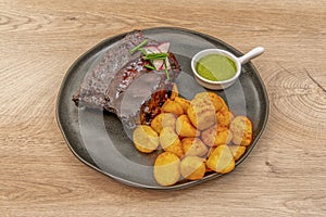 Recipe of barbecue ribs with roasted potatoes to paprika with green mojo sauce