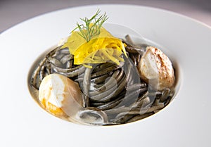 Recipe for Linguine Pasta with squid ink and scallops, yellow chioggia beet