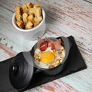 Recipe Oeuf cocotte with fresh cream sauce, Roquefort and walnuts, ham chips