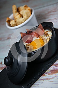 Recipe Oeuf cocotte with fresh cream sauce, Roquefort and walnuts, ham chips