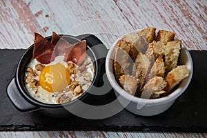 Recipe Oeuf cocotte with fresh cream sauce, Roquefort and walnuts, ham chips