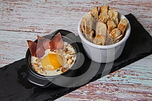 Recipe Oeuf cocotte with fresh cream sauce, Roquefort and walnuts, ham chips