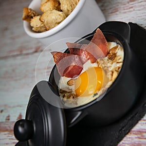 Recipe Oeuf cocotte with fresh cream sauce, Roquefort and walnuts, ham chips