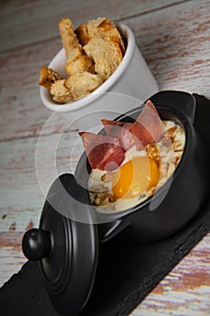 Recipe Oeuf cocotte with fresh cream sauce, Roquefort and walnuts, ham chips